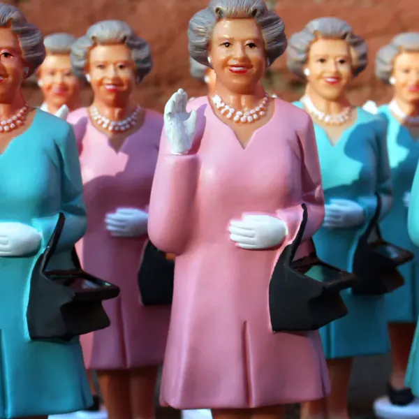 Figurine Reine Solaire - Elisabeth Ii - Rose-Sélectionné par Fleux Hot